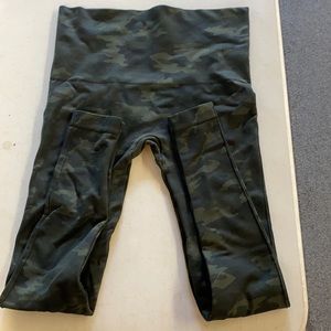 Spans camo workout leggings.
